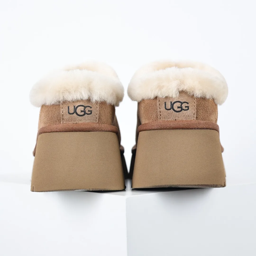 Pick up locally 💰560 Core recommended good price It is a very suitable choice for home use. In recent years, uug has launched a series of styles, which are partially geared towards the preferences of young consumers and have also moved to the forefront of fashion trends. Shoe body material: water-repellent coated suede upper, 17 mm UGGPURE™ implantable wool insole, lightweight non-slip and comfortable rubber outsole, with brand LOGO and trademark, with full packaging Size: 35 36 37 38 39 40